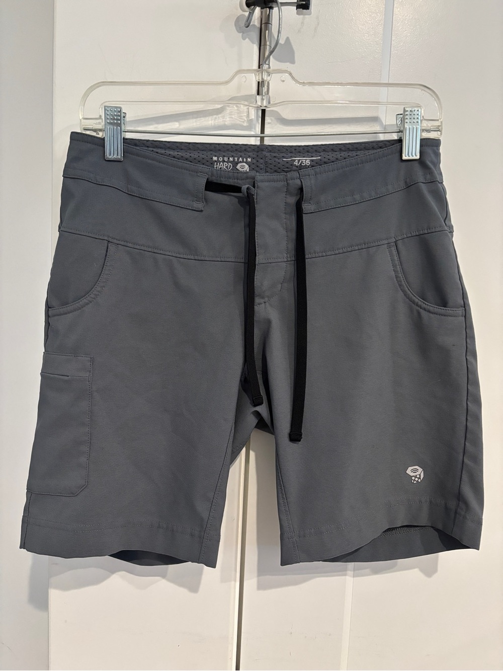 Mountain Hardwear Women’s Gray Active Hybrid Hiking Shorts. Size 4